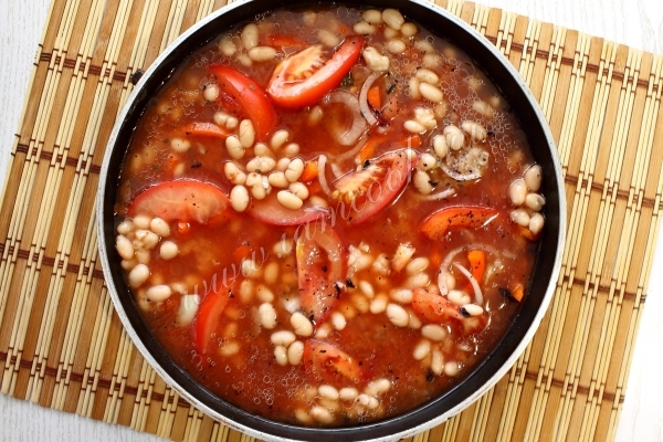 Добавить фасоль и воду