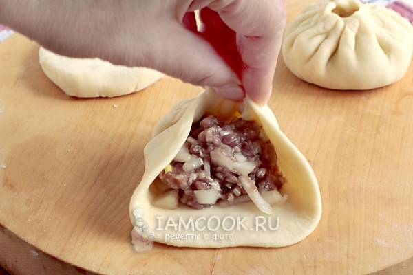 Защипнуть края теста в центре