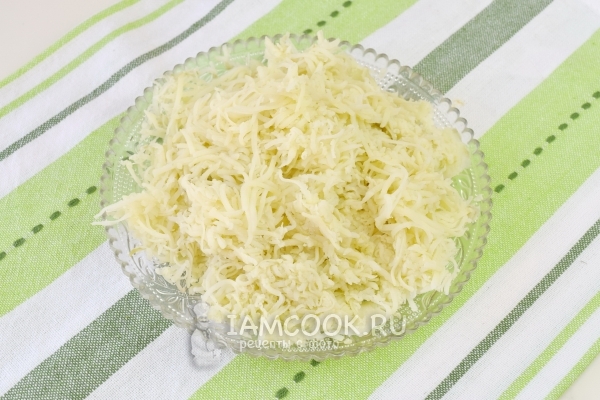 Натереть на терке картофель