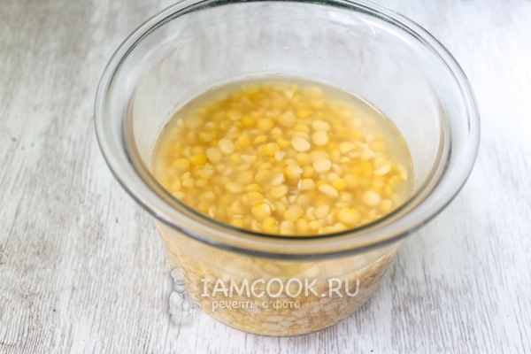 Залить горох водой