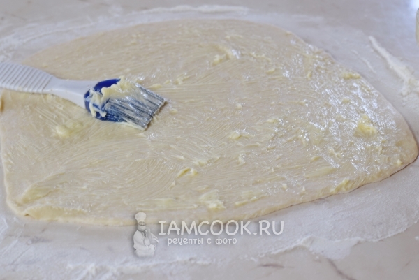 Тесто раскатать и смазать маслом