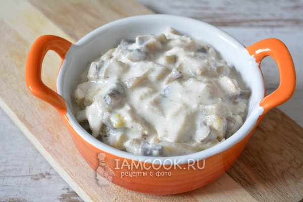 Переложить курицу с грибами в форму