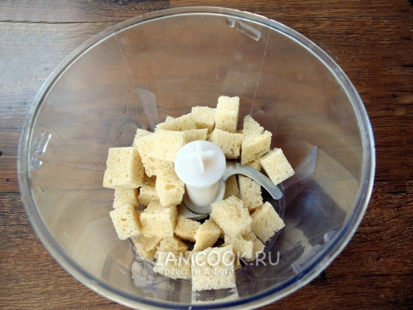 Положить батон в блендер