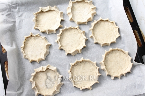 Переложить лепёшки на противень