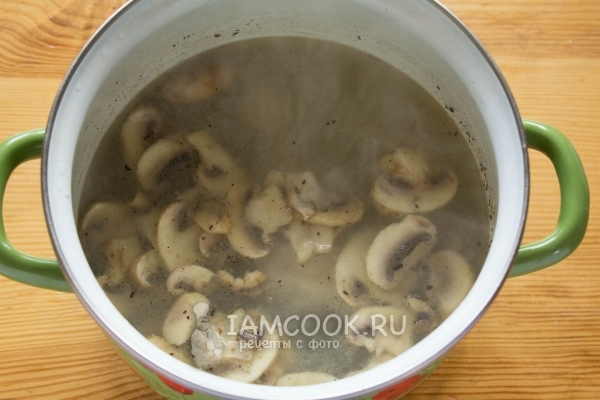 Положить грибы в суп
