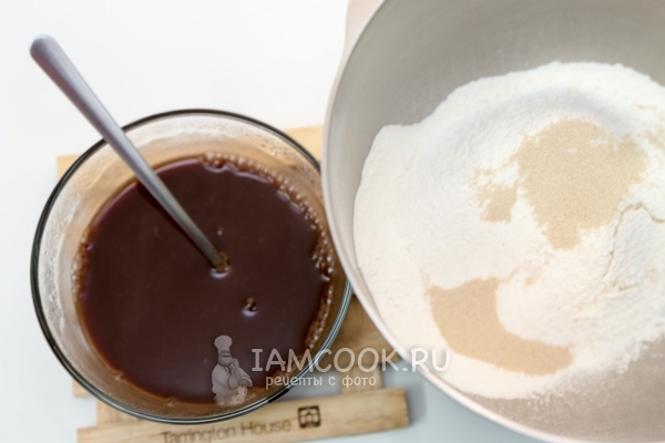 Муку соединить с дрожжами