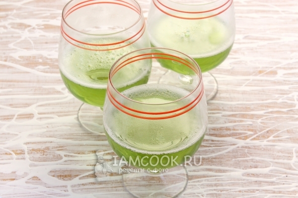 Налить в бокал зеленое желе