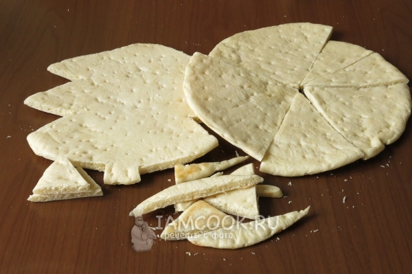 Вырезать из лаваша елку