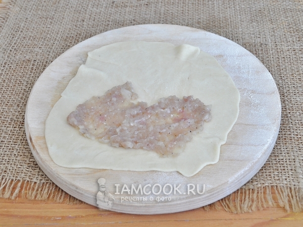 Положить на тесто начинку