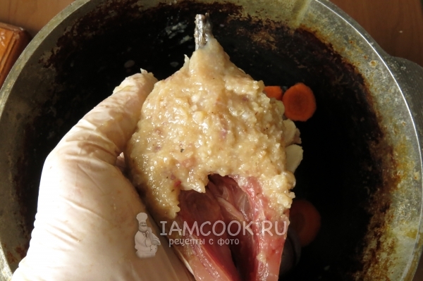 Выложить нафаршированные куски рыбы