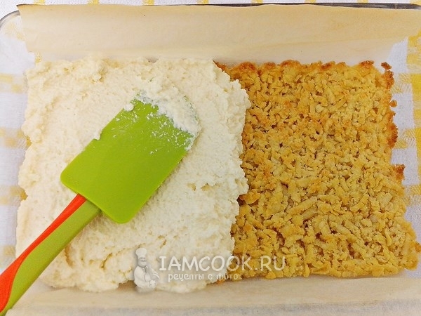 Выложить на тесто творожную начинку