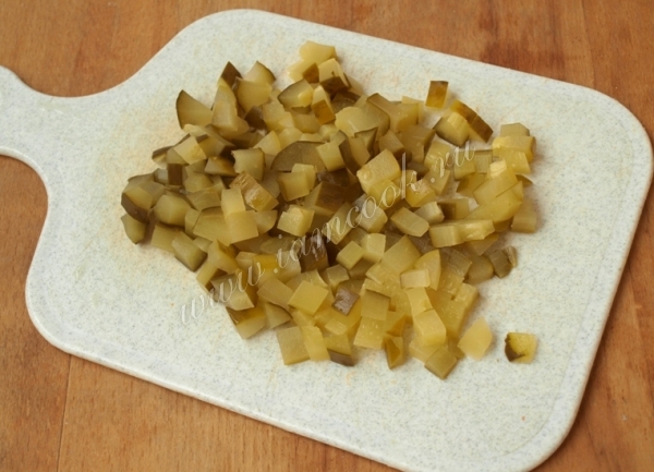 нарезанный соленый огурец