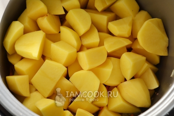 Положить в мультиварку картофель