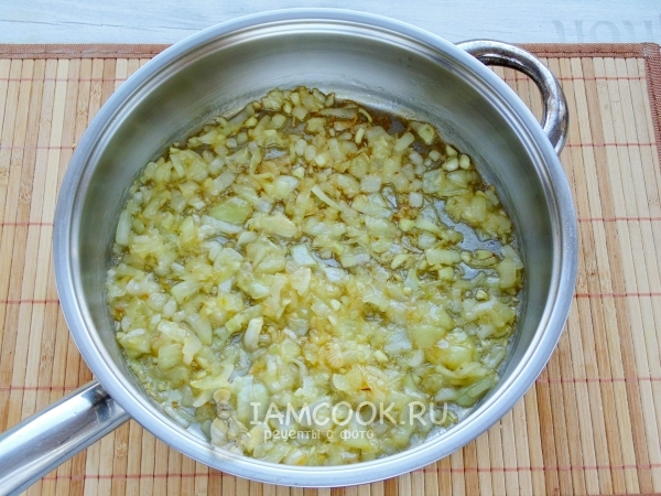 Обжарить лук