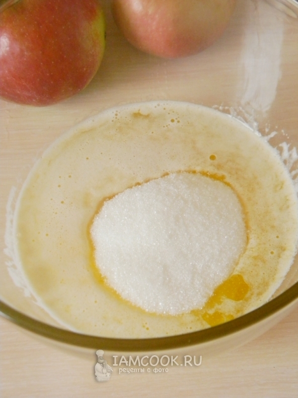 Всыпать сахар в масло