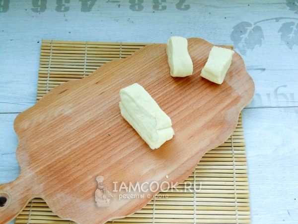 Положить 2 куска теста друг на друга