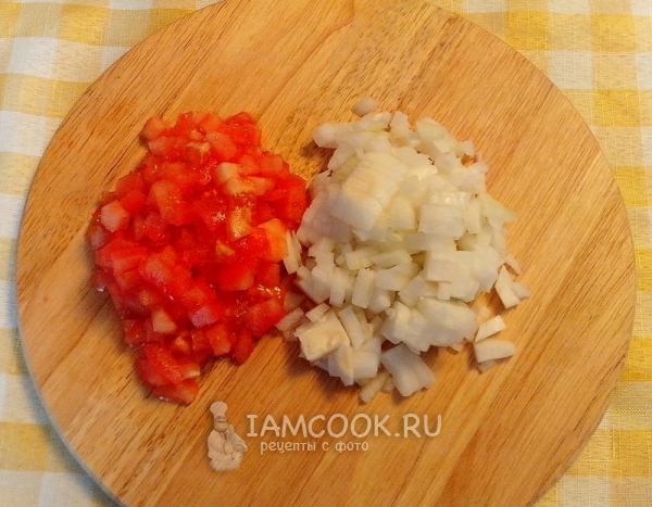 Порезать лук и помидор
