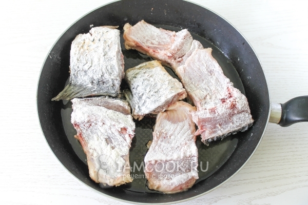Положить рыбу на сковороду