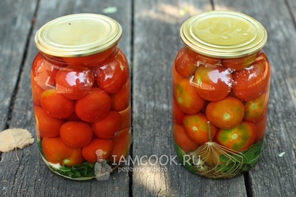 Залить банки кипятком и накрыть крышкой