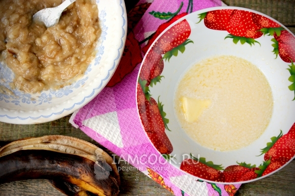 Растопить масло и размять банан