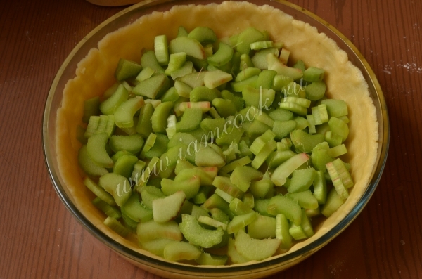 Засыпаем ревень в тесто