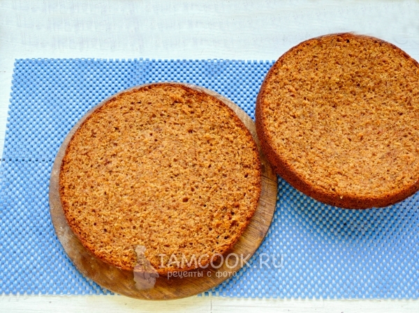 Разрезать бисквит на коржи