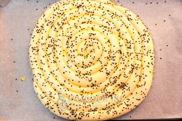 Смазать спиральку яйцом и посыпать кунжутом