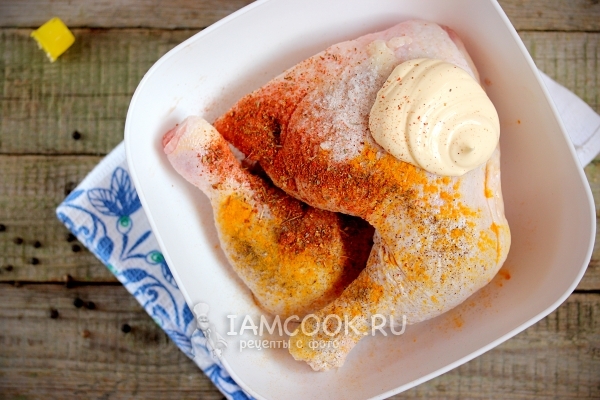 Добавить к курице специи и майонез