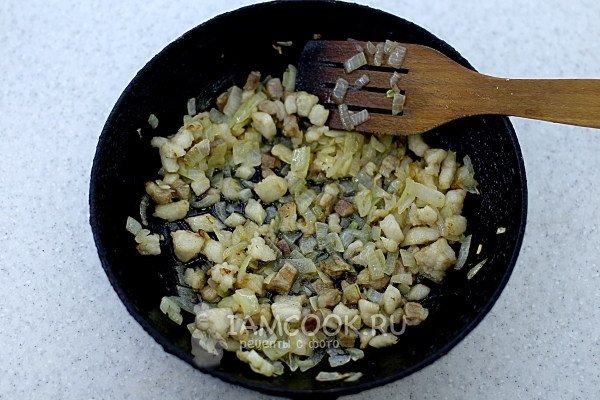 Пожарить сало с луком