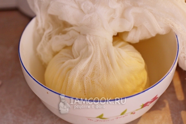 Домашний сыр в марле