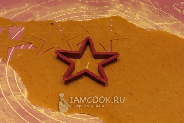 Вырезать из теста фигурки