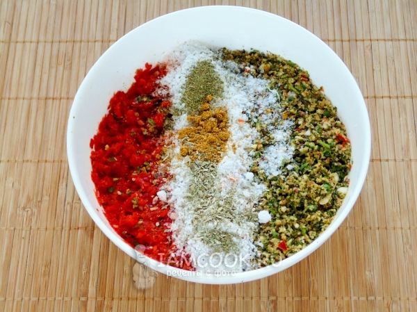 Всыпать соль и специи