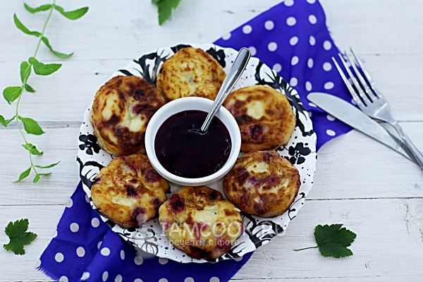 Рецепт сырников с черной смородиной