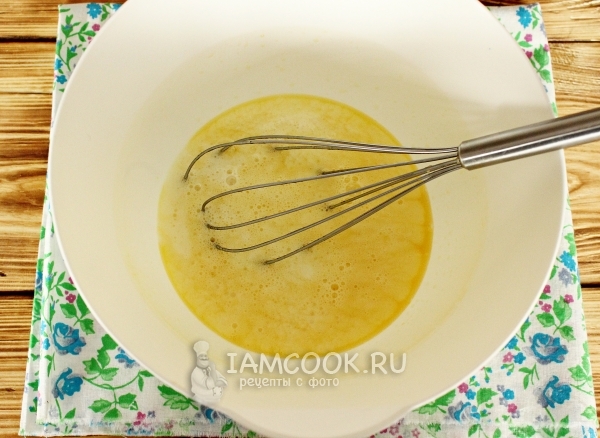 Взбить яйца с сахаром и маслом