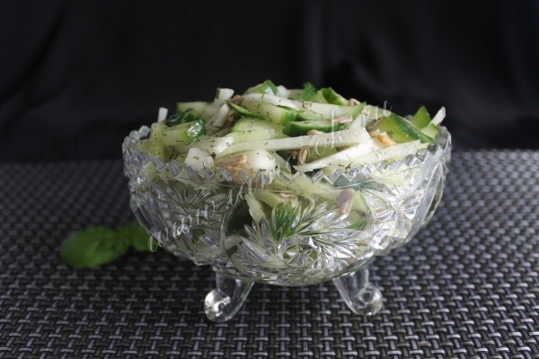 Салат из кольраби с огурцом
