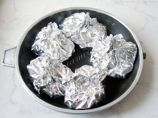 Выложить рыбу в фольге на сковороду