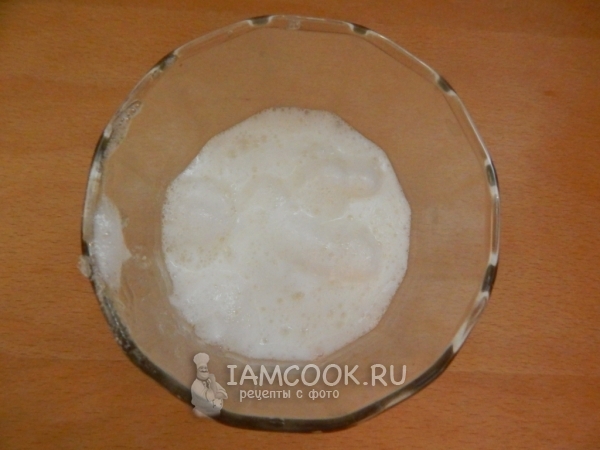 Взбить белки с сахаром