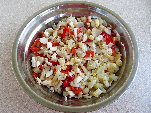 Смешать ингредиенты для салата