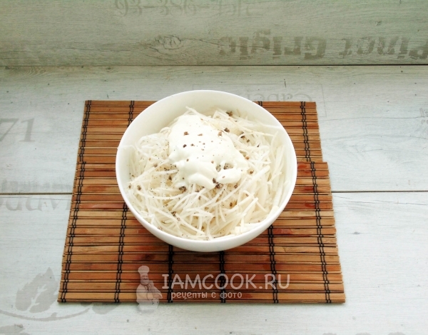 Смешать сметану, дайкон и лук