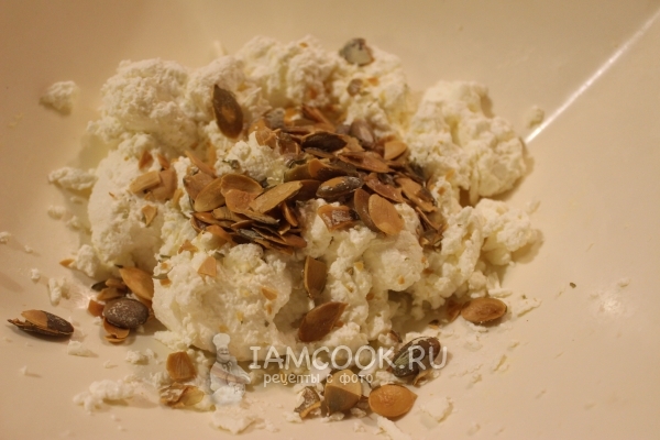 Положить тыквенные семечки