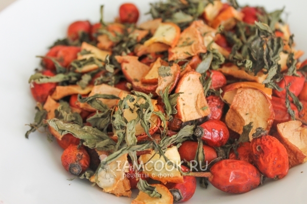 Смешать мяту, яблоки и мяту