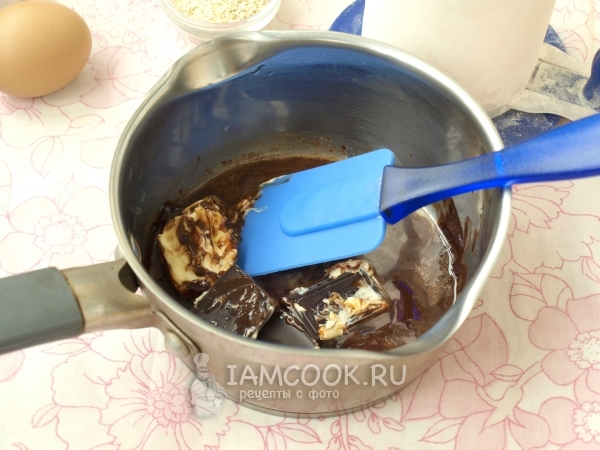 Растопить масло с шоколадом