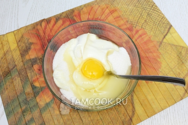 Смешать сахар, сметану и яйцо