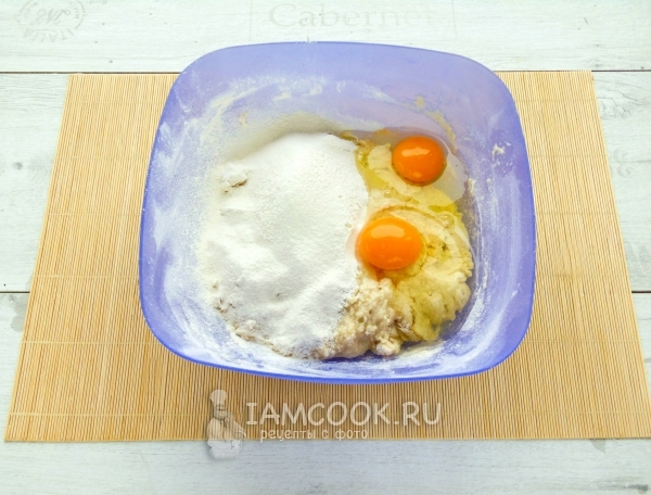 Добавить яйца и муку