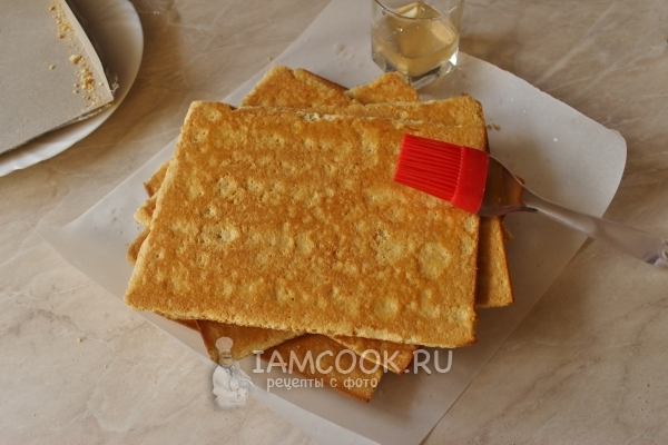 Пропитать коржи сиропом