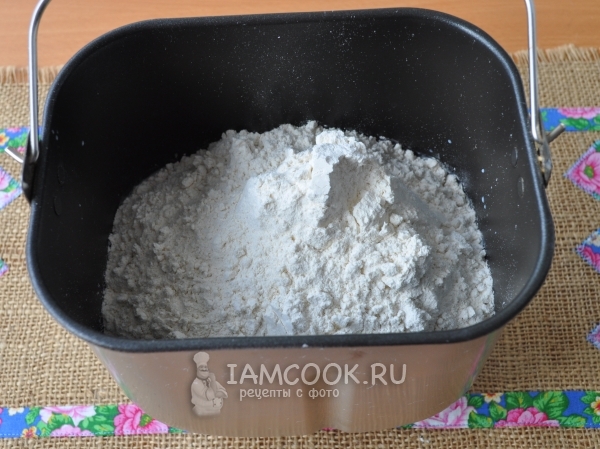 Смешать все ингредиенты в хлебопечке