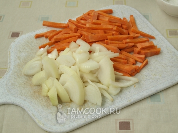 Порезать лук и морковь