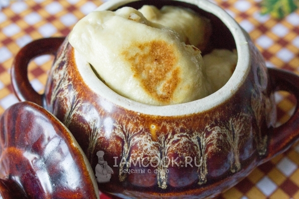 Готовые золотистые вареники с капустой