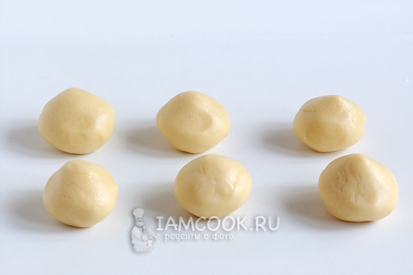 Сформировать из теста шарики