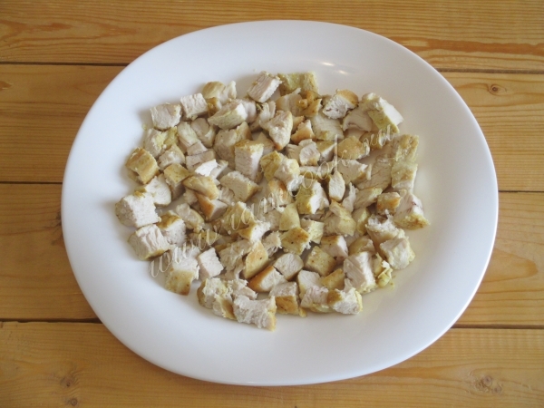 Курицу порезать кубиками